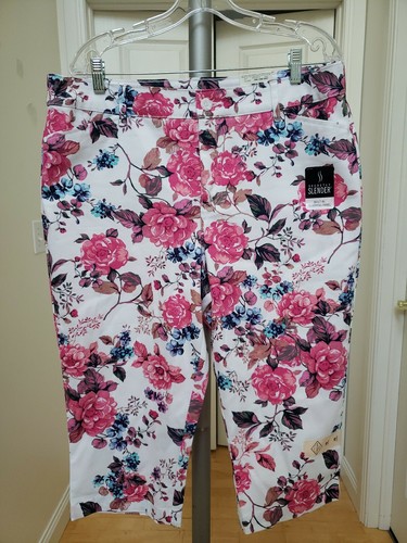 WHITE FLORAL MID RISE CAPRI PANTS 