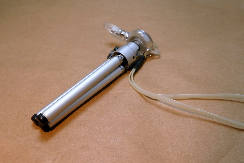 Mini trípode de mesa pequeño de metal SIMA hebra plegable con zapato de liberación rápida Foto 2 de 4