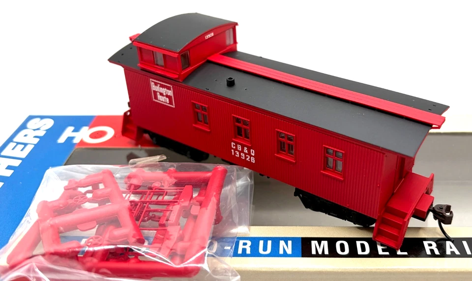 HO WALTHERS 932-7564 4 WINDOW CABOOSE CB&Q BURLINGTON ROUTE # 13926 RED - Image 2 of 2
