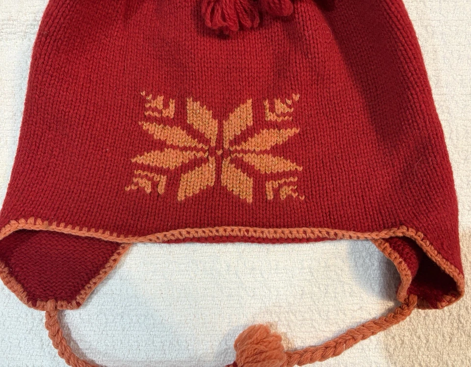 Gorro de lana de cordero vintage con borlas trenzadas rojas con patrón de copo de nieve de Abercrombie juvenil Foto 3 de 4
