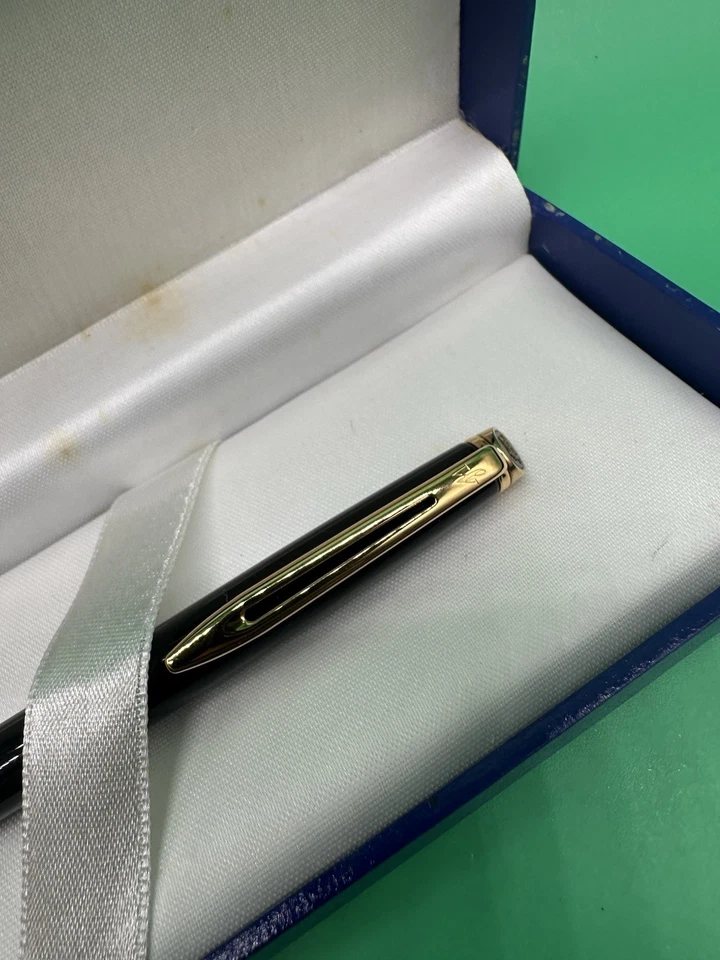 Bolígrafo Waterman Hemisphere laca negra y adornos dorados en estuche Foto 4 de 4