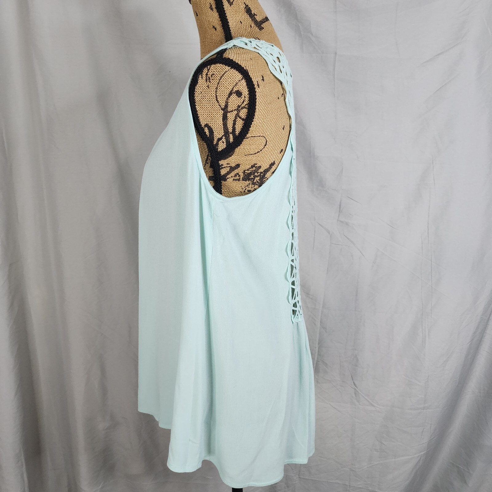 New ANDREE by UNIT Size Medium Crochet Lace Back Keyhole Neck Sleeveless Blouse