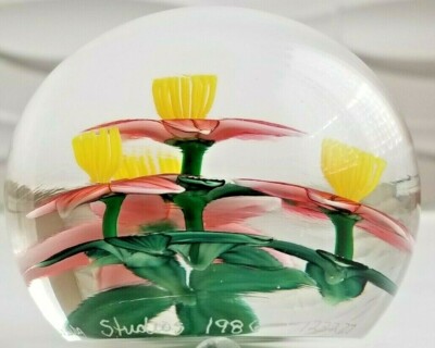 STEVEN LUNDBERG art glass paper weight 3.25''D x 2.5''H Lundberg Studios 1986