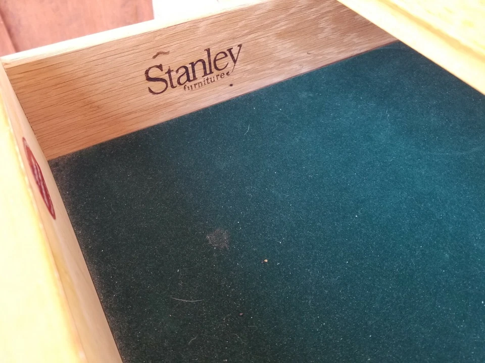 Cómoda Art Deco STANLEY FURNITURE con espejo a juego y tapa de vidrio personalizada Foto 4 de 4