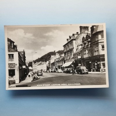 Callander Postkarte um 1960 Echtfoto Stirling Schottland Main Street Geschäfte Autos