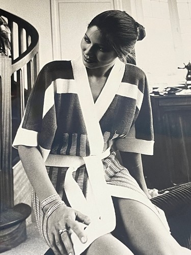 Grande photo argentique tirage original 1970 mode vintage mannequin asiatique - Photo 2 sur 8