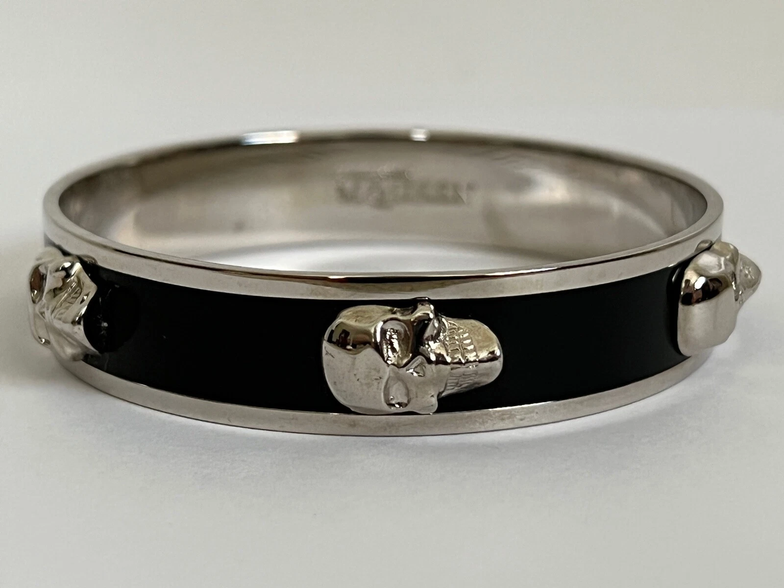 Nuovo Braccialetto Braccialetto Argento Alexander McQueen 3D Logo Teschio Sollevato Nero Smalto