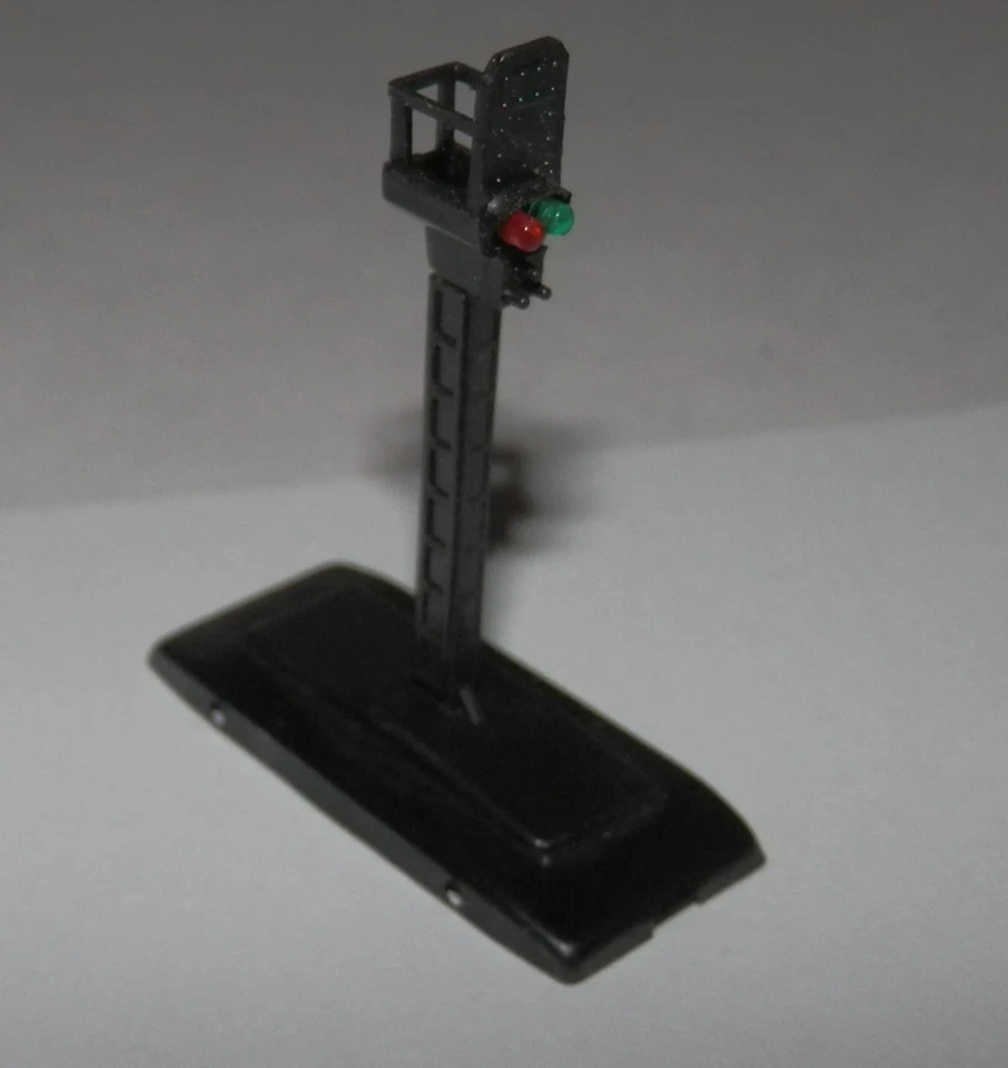 Marklin Mini Club Z Scale Lighted Home Signal Red & Green #8939 - Image 2 of 4