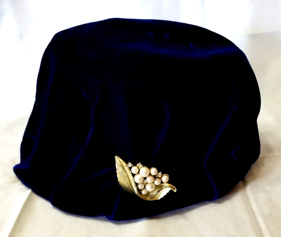 Terciopelo Azul Sobre Fieltro con Precioso Sombrero Aleta Perla Imitación Prendedor Cloche De Colección Foto 2 de 4