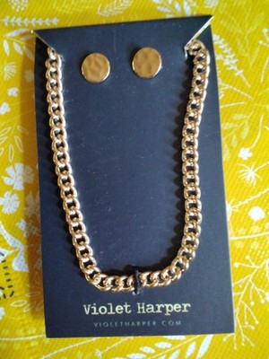 Violet Harper Set aus goldfarbener Halskette und Ohrringen