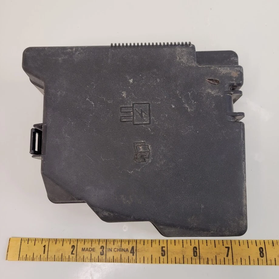 Ford Fiesta 2011-2013 debajo del capó relé de fusibles tapa cubierta negra OEM Foto 3 de 4