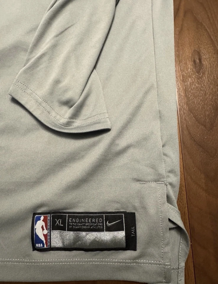 Camisa gris manga larga de práctica emitida por el jugador Nike Los Angeles Lakers Foto 2 de 4