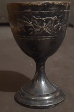 Un coquetier de style rocaille en métal argenté à décor d'une frise