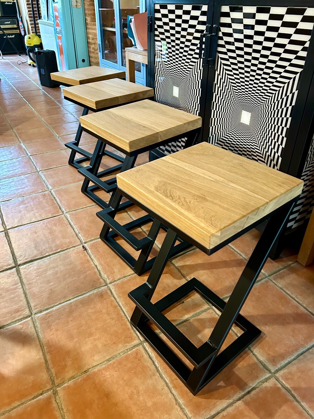 Tabouret de bar industriel stable avec repose-pieds anti-fatigue pour mange-debout