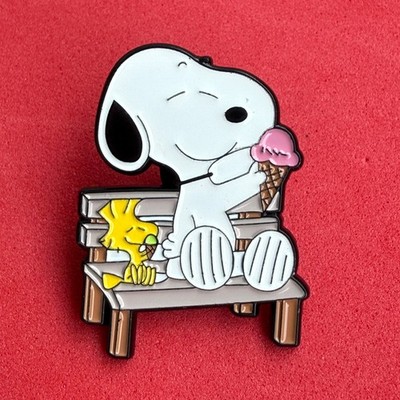 Pin, Badge, Anstecker, Peanuts, Snoopy und Woodstock essen Eis