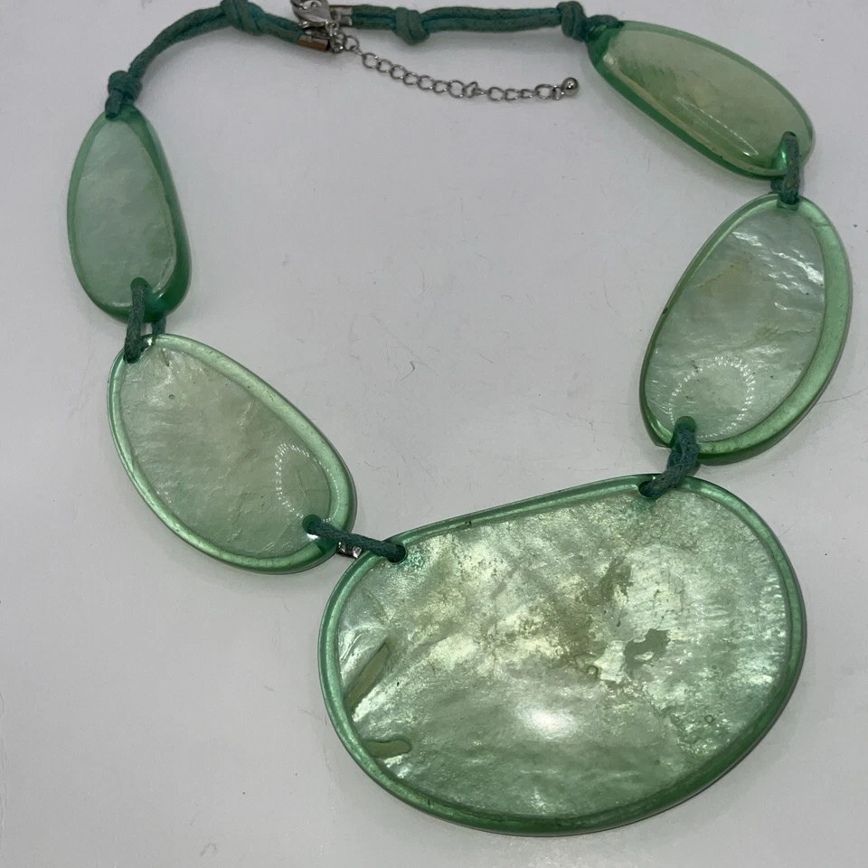 Collar llamativo de cuero de resina verde Style & Co de colección Foto 3 de 4