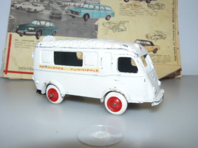 Ancienne Ambulance CIJ Renault 1000 Kgs – Miniature De Collection
