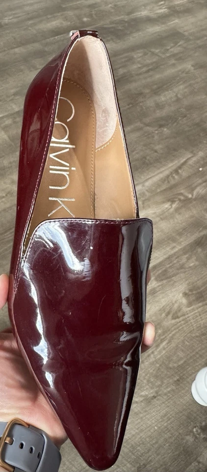Mocasines planos sin cordones Calvin Klein Elin charol borgoña en punta W6,5 Foto 2 de 4
