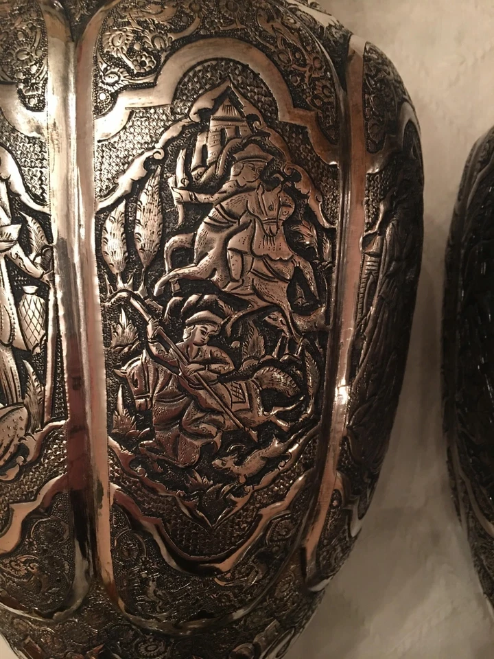 Par de jarrones persas de plata; cada uno mide 51 cm de alto; total de 4.323 gramos Foto 2 de 4