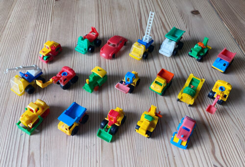 19 petites voitures en plastique lot voitures sous collection miniatures rétro - Photo 1 sur 6