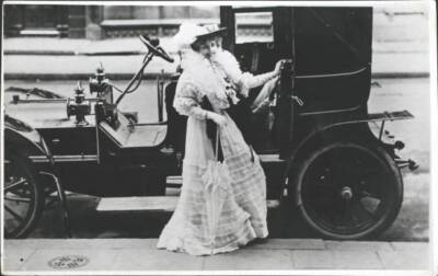#ad A Woman Gets Into A Motor Car In England 1910 OLD PHOTO AU $8.50