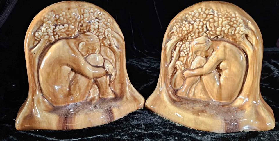 Sujetalibros antiguos American Calco Pottery Tile Co Adán y Eva Foto 2 de 4