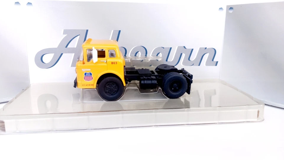 1/50 1/48 o scale Athearn 90843 1967 Ford C tractor Union Pacific truck - Image 4 of 4