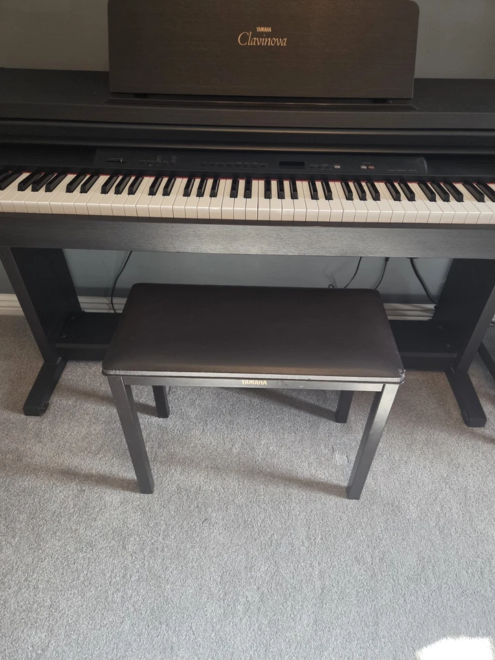 Yamaha Clavinova CLP-411 88-Key Digital Home Piano Black, Bench, 3 Pedals, photo 4 of 5
