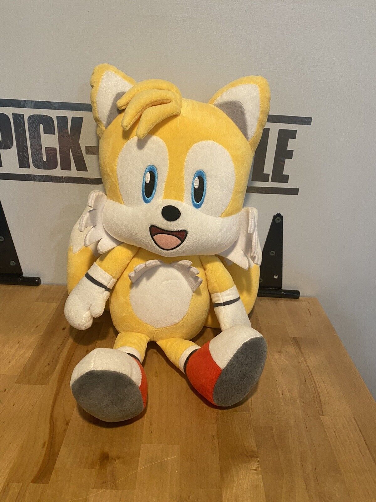 Sonic the Hedgehog 16 HugMe Plush with Shake Action - Super Sonic -  Kidrobot