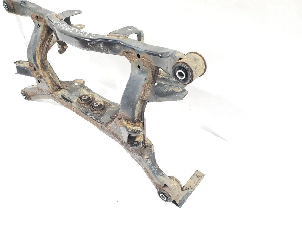 2005 2009 Subaru Outback Legacy OEM suspensão traseira Crossmember quadro K  - Imagem 3 de 4