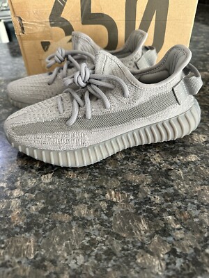 靴 adidas YEEZY BOOST 350 V2 STEELGREY YEEZY BOOST 350 V2 Steel Grey Size 4.5. NWB Shoes, Sneakers