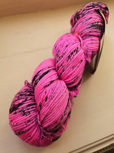 Madelinetosh DK Twist: 100% SW merino hand-dyed 250 yds "Beach Bonfire" pink - Picture 2 of 4