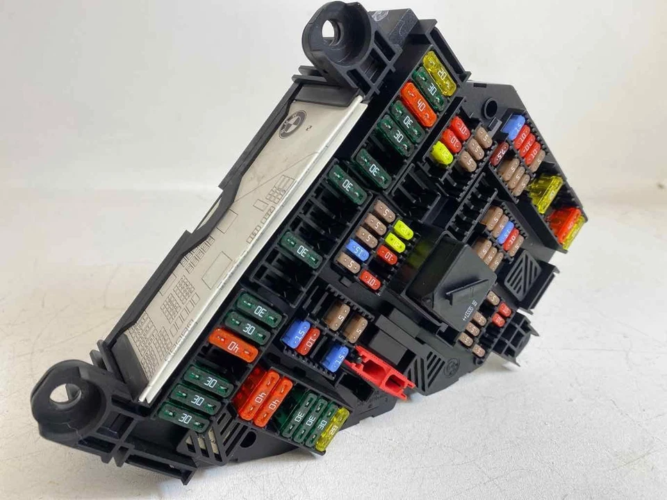 Caja de fusibles de distribución de energía trasera diésel 3,0 L OE 9264923 - Se adapta a BMW 535I 2002-2016 Foto 3 de 4