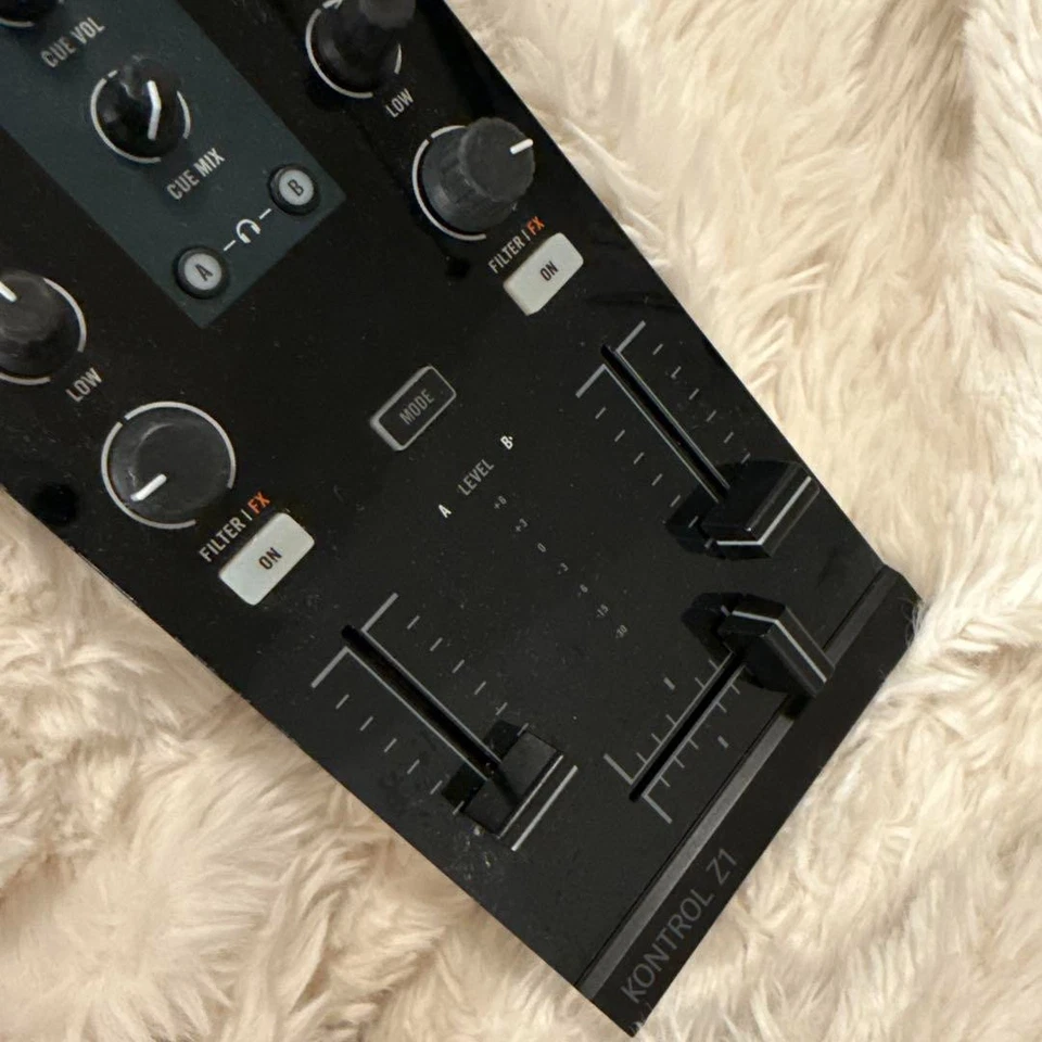 Native Instruments TRAKTOR KONTROL Z1 DJ Mixer Controller Audio Interface - Image 3 of 3