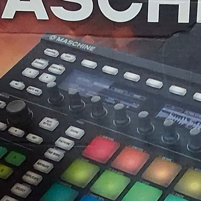 Native Instruments Maschine MK3 Sampler & Sequencer Pad Triggers Tabletop Black