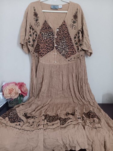 SELECT Damen Kleid Gr. 1X braun Gaze Plissee Blumen bestickt