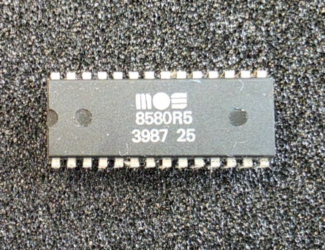 MOS 8580 R5 (3987) Commodore 64 SID -=TESTED=-