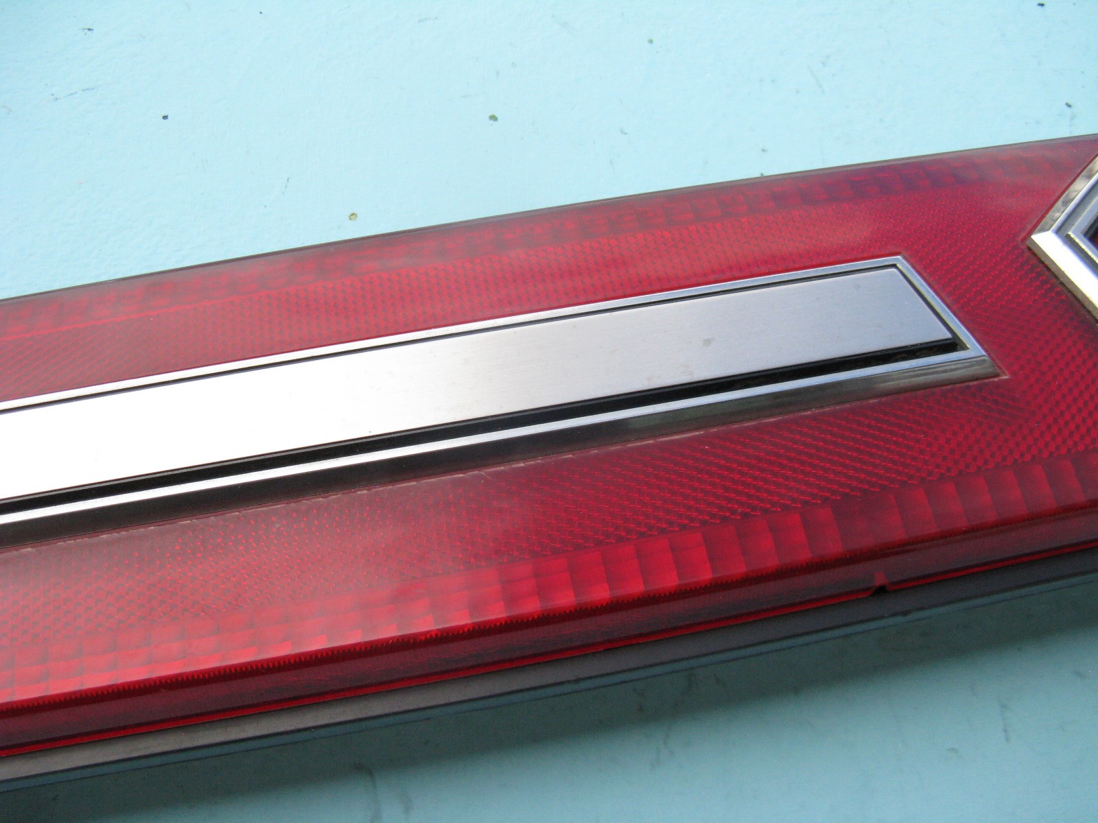 89 90 91 CHRYSLER TC BY MASERATI REAR TRUNK CENTER MIDDLE TAIL LIGHT PANEL USED
