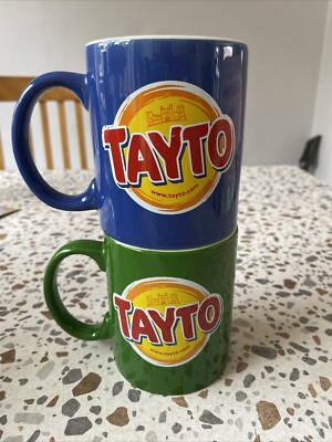 Tayto Kartoffelchips blau grün glänzend Kaffeetassen Irland Wee Buns etwas Craic