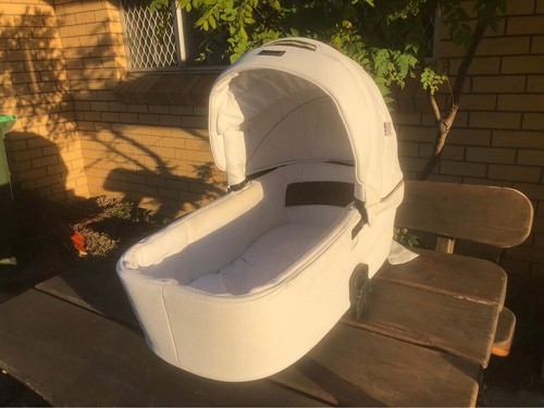 Bambini Geneva Bassinet + Baby Bag - Picture 9 of 10
