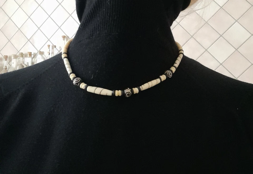 COLLANA GIROCOLLO UNISEX IN OSSO A DUE COLORI BIANCO NERO#UOMO# CHIUSURA OTTONE - Immagine 4 di 4