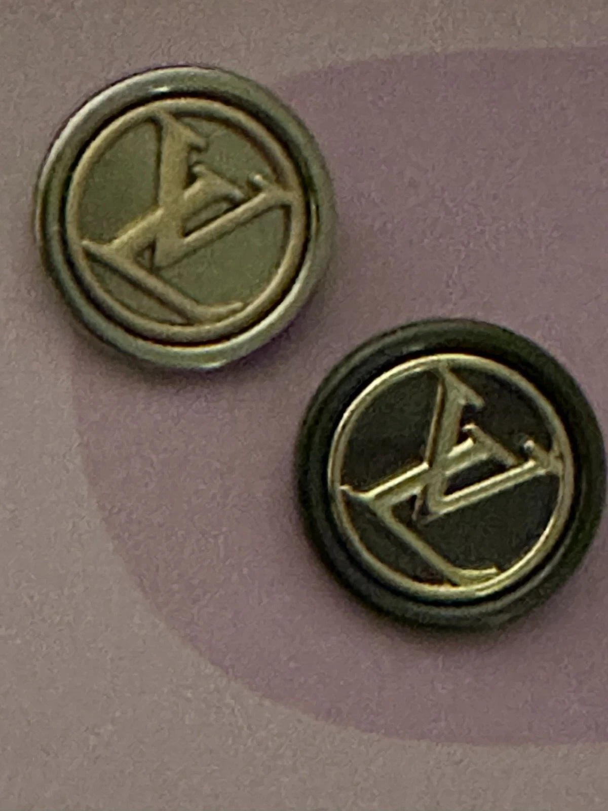 LOUIS VUITTON（LV） COPPIA BOTTONI VINTAGE LOUIS VUITTON LV 23mm 2pz metallizzati oro su argento LOOK