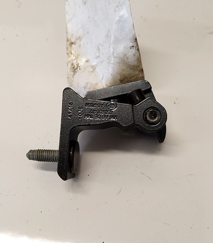 Upper door hinge