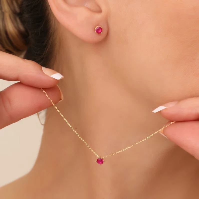 Pequeño collar y pendientes solitario redondo de rubí rosa día de la madre plata de ley Foto 2 de 4