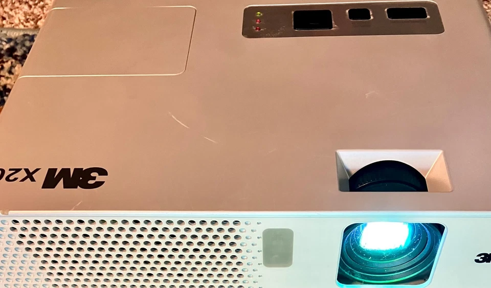 3M X20 Portable 3LCD Projector XGA 1024x768 px 2000 lumens - No Remote - TESTED - Image 2 of 4