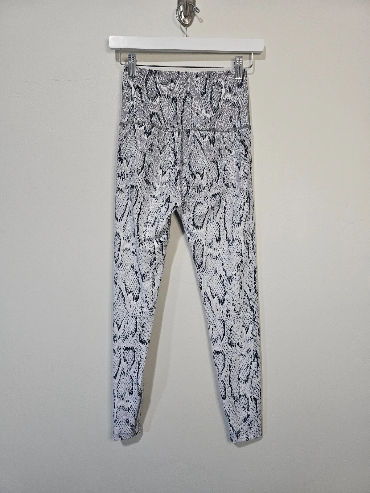 beyond-yoga athletic snake print stretch leggings