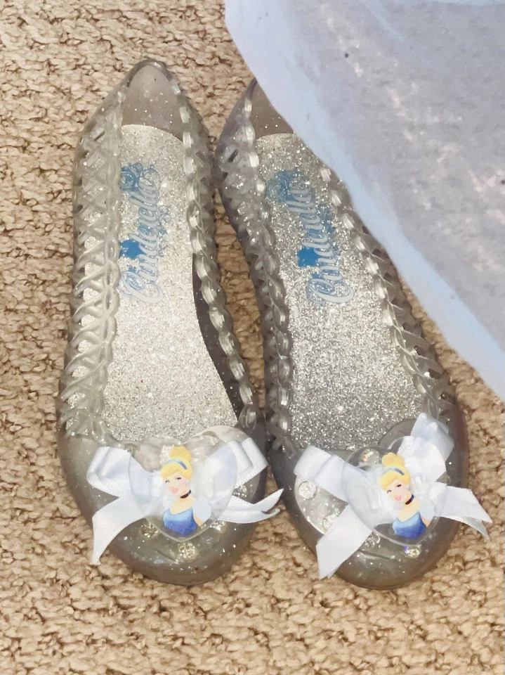 Vestido fantasia princesa Cinderela Disney Store (tamanho 3) com capa e sapatos (tamanho 5/6) - Imagem 3 de 3