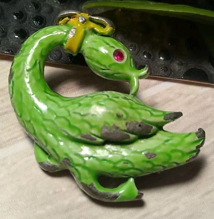 ¡Adorable! 1.25" Esmalte Verde Primavera CISNE/GANSO con Arco Amarillo y Pin Ojo Rojo"! Foto 2 de 4