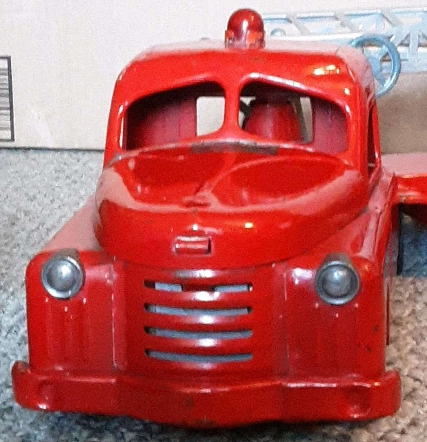 1950s 33 In. Structo Red Aerial Ladder Truck "S.F.T." Pressed Steel Complete - Image 4 of 4