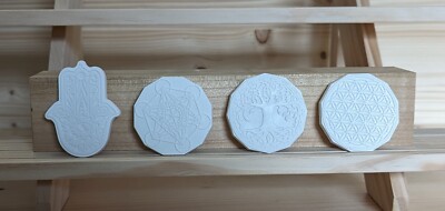 Duftstein mit Mantra Symbolen aus Keramik weiß